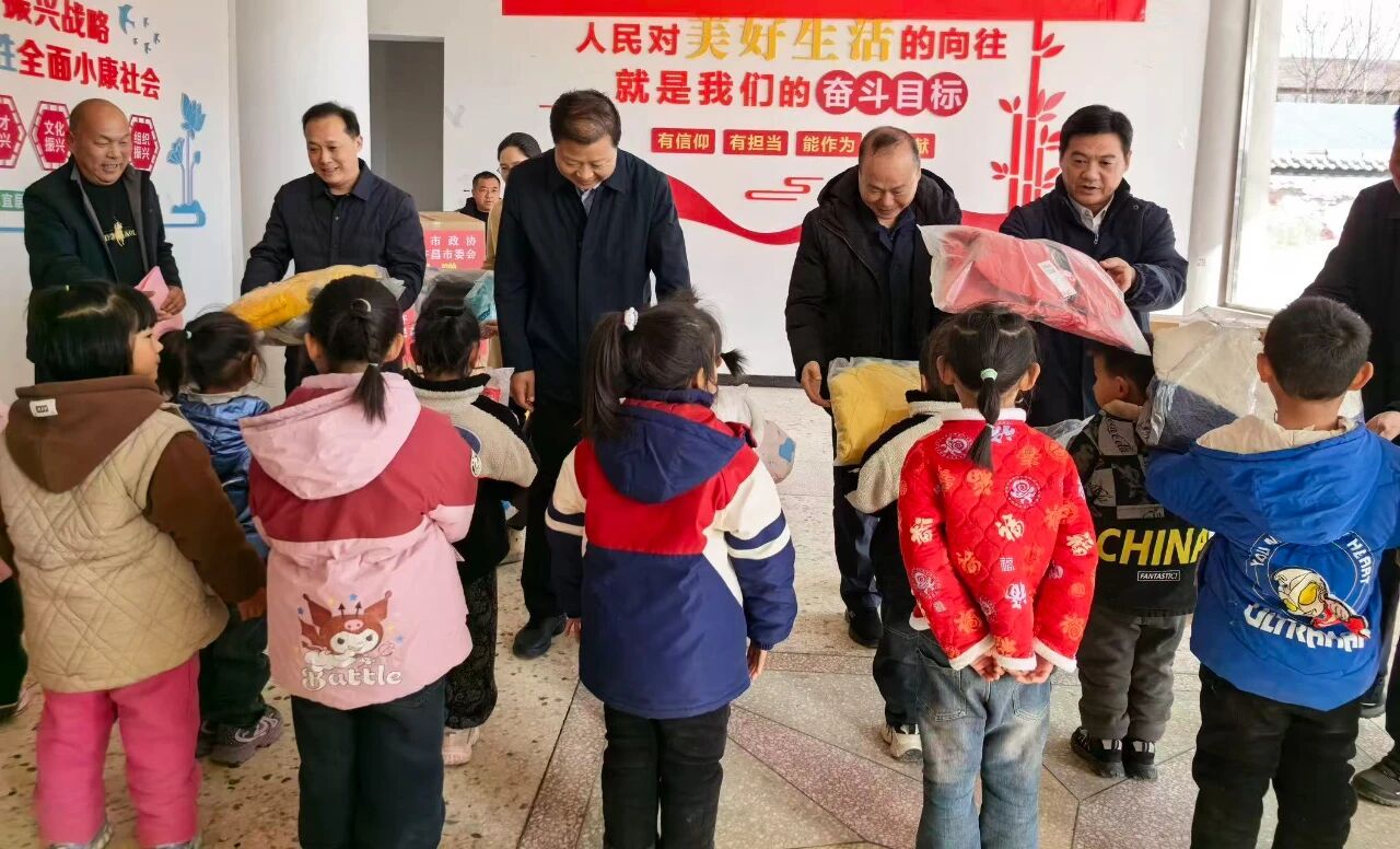 市政协联合民革许昌市委会开展“博爱牵手送温暖”捐赠活动 市政协联合民革许昌市委会开展“博爱牵手送温暖”捐赠活动